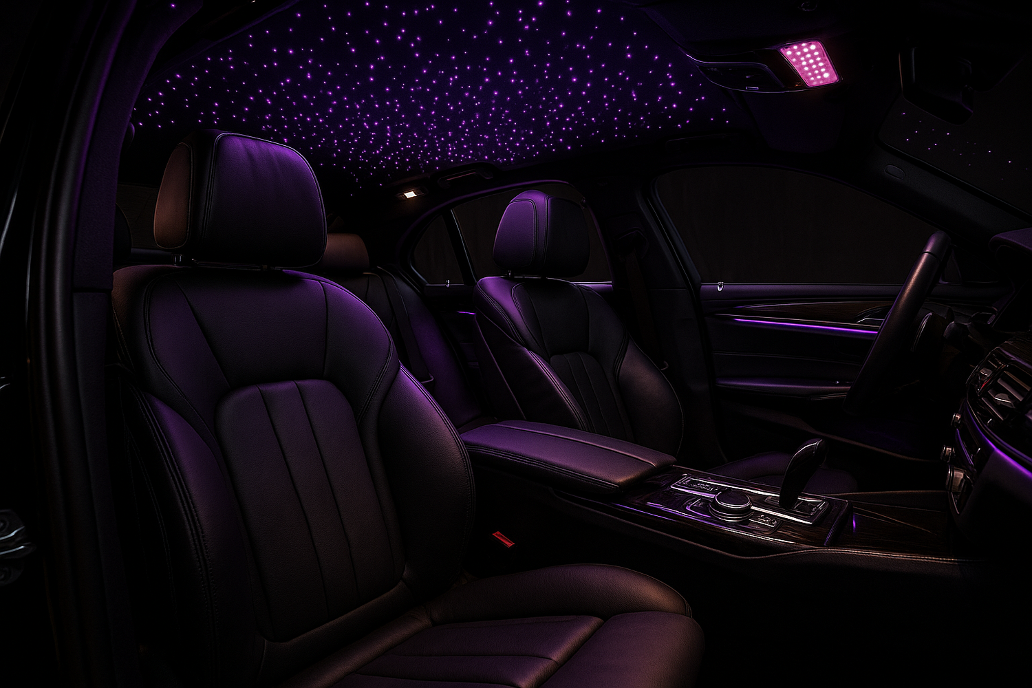 Je veux une image qui donne vraiment envie, très belle avec un beau plafond de voiture illuminé violet fais une voiture avec des sièges noirs stp